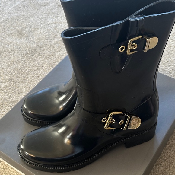 Vince Camuto Black Rubber Boots size 10 New in box - Picture 3 of 5